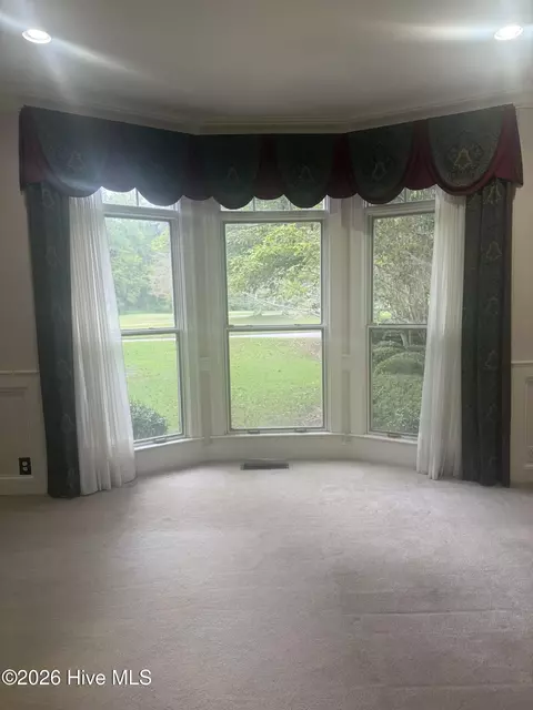 Living - 307 Taberna Cir, New Bern, NC 28562 photo 1 of 2