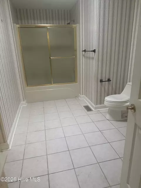 Bath - 307 Taberna Cir, New Bern, NC 28562 photo 2 of 3