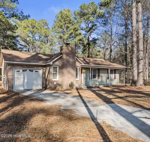 305 Pinewood Ct, Jacksonville, NC 28546