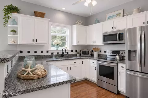 Kitchen - 39 Shandy Way, Hampstead, NC 28443 photo 1 of 1