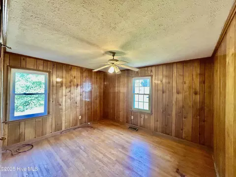 Bedroom - 1918 Us Hwy 74 E Hwy, Hamlet, NC 28345 photo 2 of 5