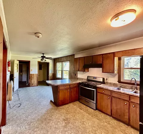 Kitchen - 1918 Us Hwy 74 E Hwy, Hamlet, NC 28345 photo 2 of 3
