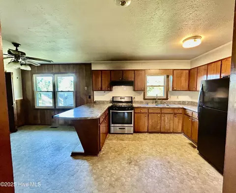 Kitchen - 1918 Us Hwy 74 E Hwy, Hamlet, NC 28345 photo 1 of 3