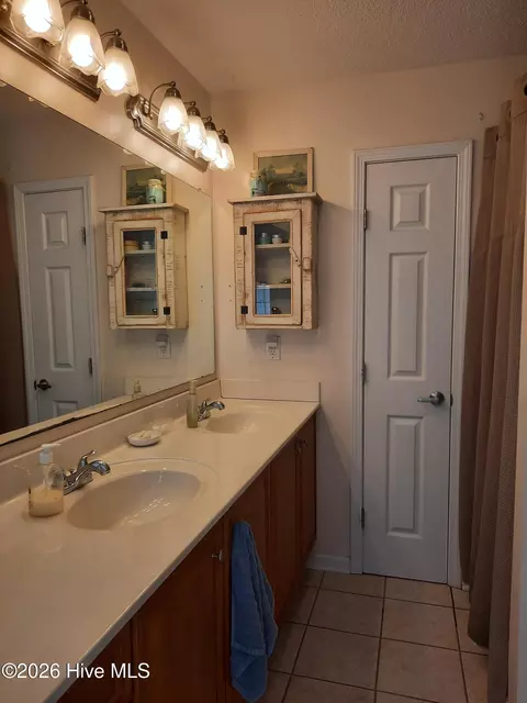 Bath - 227 E Ivybridge Dr, Hubert, NC 28539 photo 2 of 3