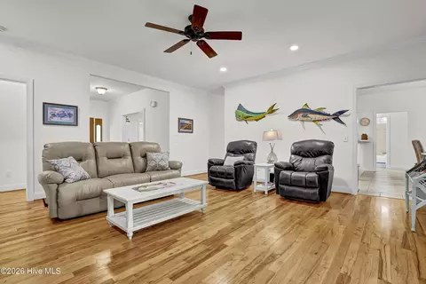Living - 302 Pecan Ct, Hampstead, NC 28443 photo 2 of 3