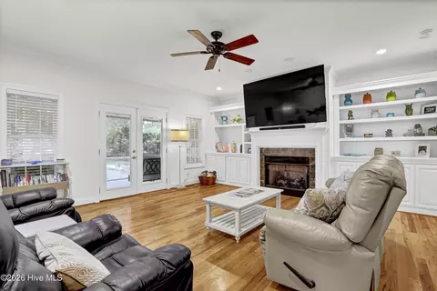 Living - 302 Pecan Ct, Hampstead, NC 28443 photo 3 of 3