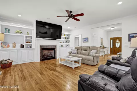 Living - 302 Pecan Ct, Hampstead, NC 28443 photo 1 of 3