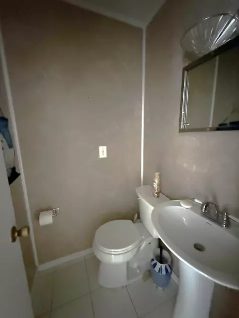 Bath - 3104 Whiteoak Rd, Thomson, GA 30824 photo 1 of 3