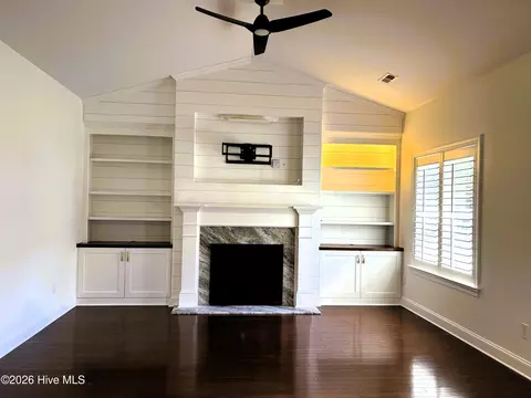 Living - 25 Sailview Ct, Hampstead, NC 28443 photo 2 of 3