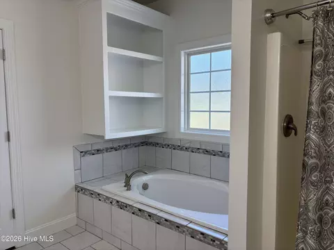 Bath - 25 Sailview Ct, Hampstead, NC 28443 photo 3 of 6