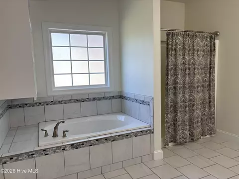 Bath - 25 Sailview Ct, Hampstead, NC 28443 photo 2 of 6
