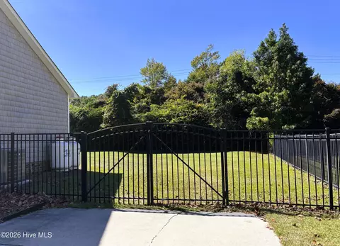 Exterior - 25 Sailview Ct, Hampstead, NC 28443 photo 3 of 6