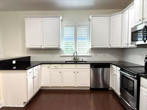 Kitchen - 25 Sailview Ct, Hampstead, NC 28443 photo 2 of 4