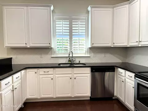 Kitchen - 25 Sailview Ct, Hampstead, NC 28443 photo 3 of 4