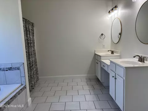 Bath - 25 Sailview Ct, Hampstead, NC 28443 photo 5 of 6