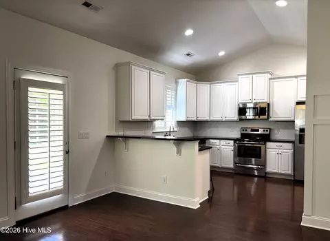 Kitchen - 25 Sailview Ct, Hampstead, NC 28443 photo 4 of 4