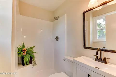 Bath - 4380 Roxbury Dr, Evans, GA 30809 photo 1 of 3