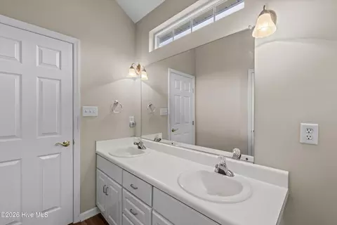 Bath - 2071 Summerton Cir, Evans, GA 30809 photo 3 of 5