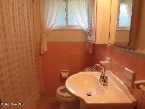 Bath - 2013 Carp Dr, Augusta, GA 30906 photo 1 of 1
