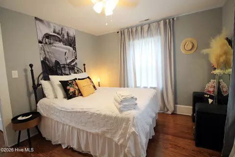 Bedroom - 400 E 11th St, Washington, NC 27889 photo 2 of 4