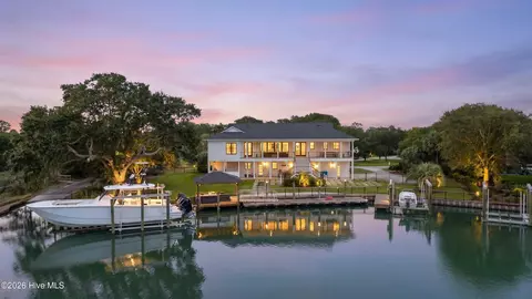 808 Inlet View Dr, Wilmington, NC 28409