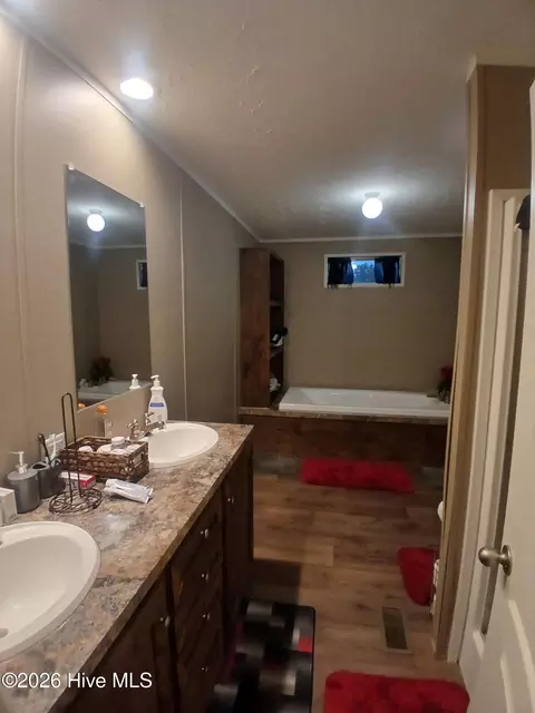 Bath - 910 Mccaskill Dr, Kinston, NC 28501 photo 1 of 6