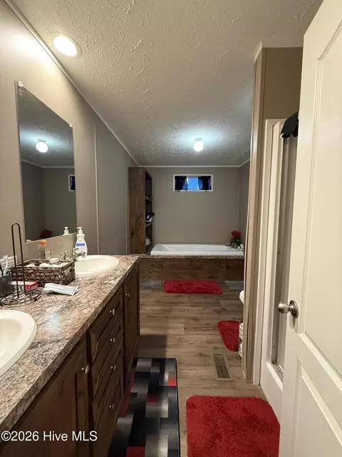 Bath - 910 Mccaskill Dr, Kinston, NC 28501 photo 2 of 6