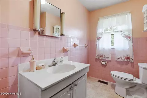 Bath - 1719 Lipscomb Rd E, Wilson, NC 27893 photo 1 of 3