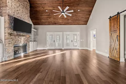 Living - 102 Gilbert Ct, Pinehurst, NC 28374 photo 2 of 6
