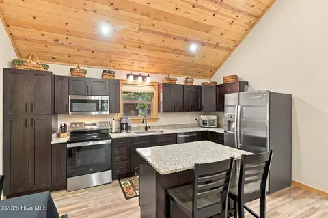 Kitchen - 29 Copper Fox Cor, Murphy, NC 28906 photo 2 of 4