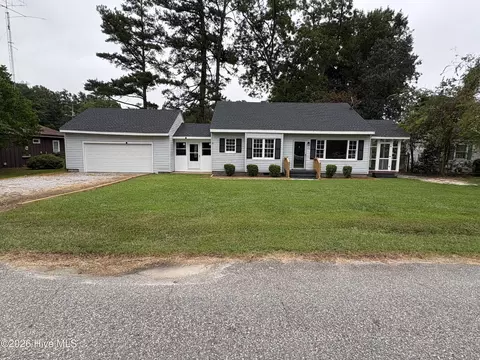 303 Dallas Ave, Lake Waccamaw, NC 28450