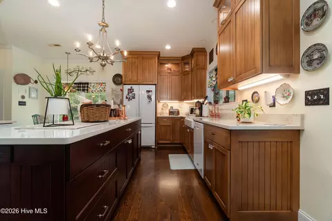 Kitchen - 174 Marsh Run, Oriental, NC 28571 photo 2 of 5