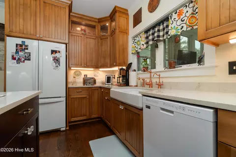 Kitchen - 174 Marsh Run, Oriental, NC 28571 photo 3 of 5