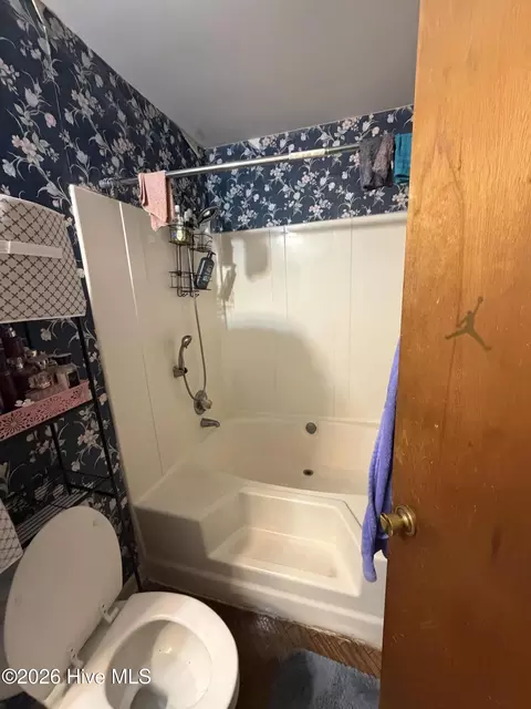 Bath - 2163 Faircrest Ave, Augusta, GA 30906 photo 2 of 2