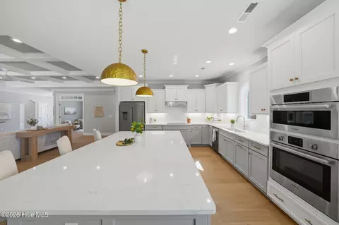 Kitchen - 212 E Winding Way, Wallace, NC 28466 photo 8 of 10