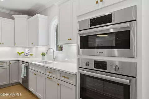 Kitchen - 212 E Winding Way, Wallace, NC 28466 photo 7 of 10
