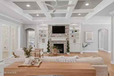 Living - 212 E Winding Way, Wallace, NC 28466 photo 2 of 4