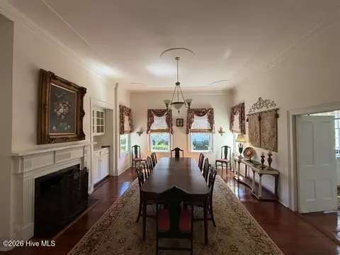 Dining - 209 Lee St, Thomson, GA 30824 photo 1 of 2
