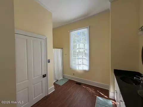 Bath - 209 Lee St, Thomson, GA 30824 photo 2 of 3