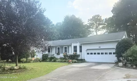 715 Plantation Dr, New Bern, NC 28562