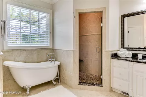 Bath - 705 Bishops Cir, Evans, GA 30809 photo 4 of 8