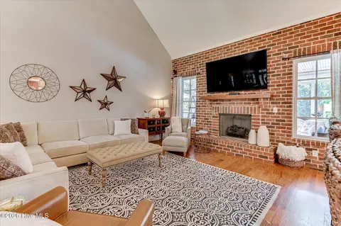 Living - 705 Bishops Cir, Evans, GA 30809 photo 2 of 3