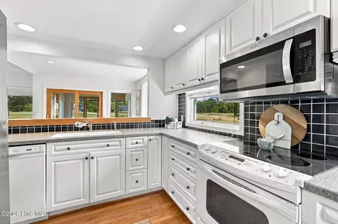 Kitchen - 107 Egret Ct, Hampstead, NC 28443 photo 2 of 5