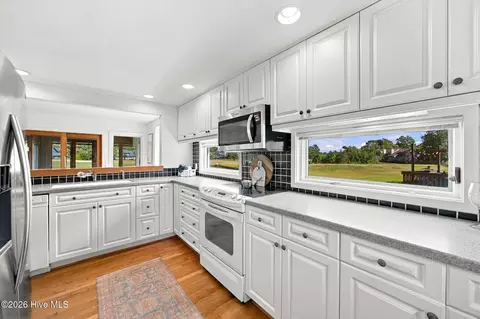Kitchen - 107 Egret Ct, Hampstead, NC 28443 photo 4 of 5