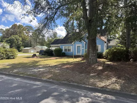 Exterior - 322 E Cavenaugh St, Wallace, NC 28466 photo 3 of 10