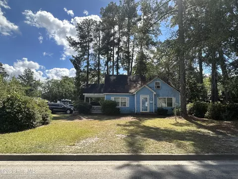 322 E Cavenaugh St, Wallace, NC 28466