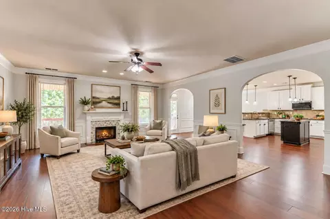 Living - 552 Oconee Cir, Evans, GA 30809 photo 2 of 9