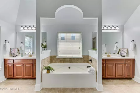 Bath - 552 Oconee Cir, Evans, GA 30809 photo 4 of 5