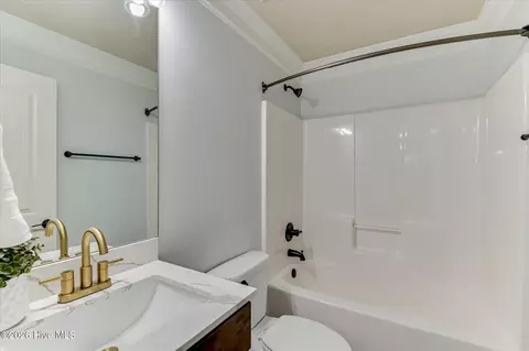 Bath - 552 Oconee Cir, Evans, GA 30809 photo 2 of 5