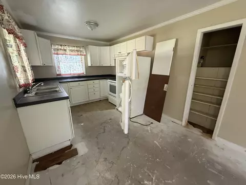 Kitchen - 209 Peaks St, Williamston, NC 27892 photo 2 of 2